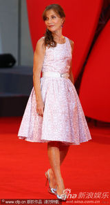 组图：《睡美人》首映 影后于佩尔清纯白裙装嫩