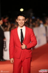 组图：90后影帝董子健红衣走红毯信心满满