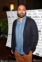 组图：菲丽希缇亮相晚宴 丹尼尔型男范十足