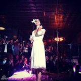 组图：打雷姐低胸白裙献唱 头戴百合似花仙子