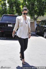 组图：金-卡戴珊黑超遮面衣着时尚干练