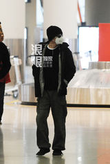 组图：文章探望马伊琍后回京 黑超口罩防雾霾