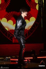 组图：萧亚轩不畏低温卖性感 与罗志祥合体演出