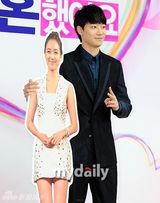 组图：《我结》新情侣亮相 泰民缺席娜恩抱纸板