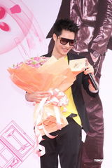 组图：周汤豪长针眼戴墨镜遮丑 公布择偶条件