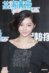 组图：何佩瑜计划泰国冲浪 想带张柏文出游