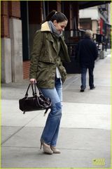 组图：前阿汤嫂穿补丁牛仔裤出街潮范儿十足