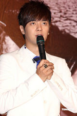 幻灯图：罗志祥专辑破纪录庆功 获赠“金猪公”