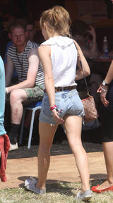 高清图：艾玛-沃特森热裤亮相音乐节 不慎走光