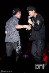 组图：朴宰范等参加HIPHOP音乐节引爆火热现场