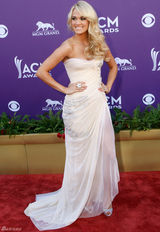 高清组图：凯莉-安德伍德裸色抹胸礼服性感亮相