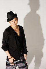 组图：涂松岩写真展另类风尚 诠释性感嬉皮雅士