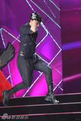 组图：第三届风云新人盛典 韩庚欢快跳“喜洋洋”