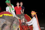 幻灯图：准港姐印度外景拍摄 骑大象过足瘾
