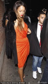 组图：蕾哈娜独过情人节显失落 流连夜店避镜头