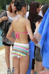 组图：港姐佳丽首度泳衣亮相 水上展傲人身姿