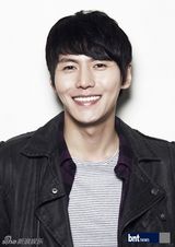 组图：韩国艺人宋在熙拍写真展现多面魅力