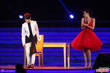 组图：李宇春莫文蔚魅惑合唱 红白玫瑰经典上演