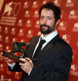 组图：威尼斯电影节闭幕 获奖者后台高举奖杯