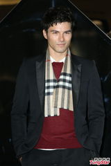 组图：林依晨透明皮裙亮相 豹纹上衣抢镜