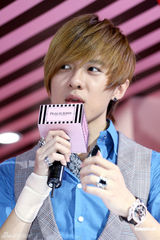 组图：男星唐禹哲代言秀粉色内裤 现场比划试穿