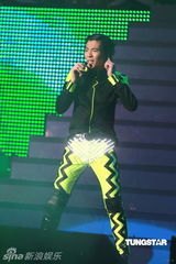 组图：萧敬腾唱《black or white》 向杰克逊致敬