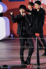 组图：韩团帝国之子B.A.P等唱响分享演唱会
