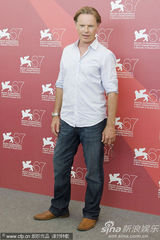 《巴尼的人生》记者会  女演员罗莎蒙德和男星谈笑