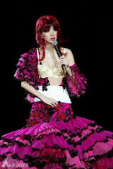 策划：回顾梅艳芳经典舞台 百变造型成传奇