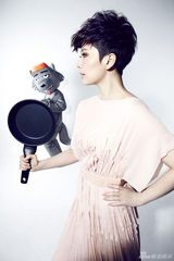 组图：海清最新时尚封面曝光 俏皮演绎另类优雅