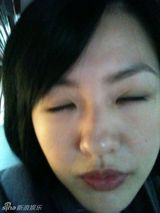 幻灯图：小S玩微博不亦乐乎 大秀宝贝女儿可爱照