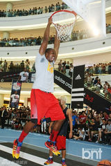 组图：NBA球星霍华德访韩跳马舞与谐星搞笑互动