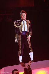 组图：张信哲红馆开唱 深情演绎哲式情歌