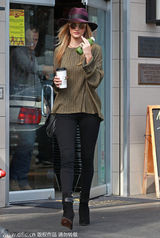 组图：超模惠特莉时尚出街 身材苗条长腿抢镜