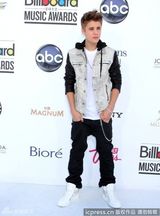 组图：贾斯汀-比伯帅气亮相秀潮鞋