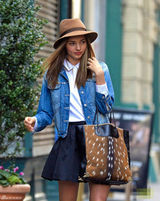 组图：米兰达-可儿纽约街拍 摩登打扮秀美腿