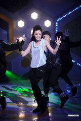 幻灯图：泳儿性感装扮抢收视 何润东想赴港苦练粤语