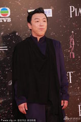 组图：黄渤混搭服装现身 发型显嬉皮风