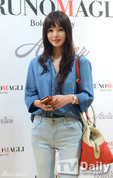 组图：韩星孙丹菲出席活动 露肚脐踩恨天高