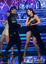 组图：SISTAR性感狂野MCD夺冠 鲁敏宇等表演