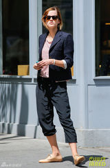 组图：艾玛超帅中性装扮出街 雅痞风格秀另类