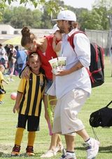 组图：布兰妮爱子阳光魅力 玩鬼脸与妹子齐卖萌