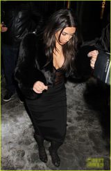 组图：卡戴珊穿深V胸门大开 体态丰腴性感撩人