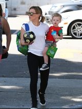 组图：希拉里-达芙陪子游玩 笑容绽放舐犊情深