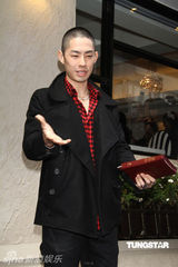 幻灯图：吴建豪小平头亮相 坦陈公司员工涉毒问题