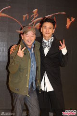 组图：邓丽欣否认新车牌冠夫姓 陈伟霆努力赚钱