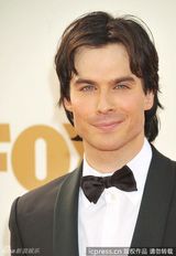 组图：艾美奖红毯 伊恩-萨默海尔德帅气亮相