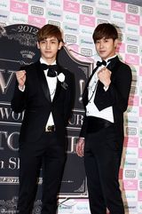 高清组图：东方神起巡演启动 首尔站亮相西装帅气