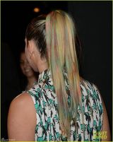 组图：Ke$ha卡通熊猫裤亮相 炫彩马尾辫镶金牙