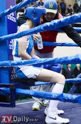 组图：韩星李诗英参加拳击比赛首场比赛获胜